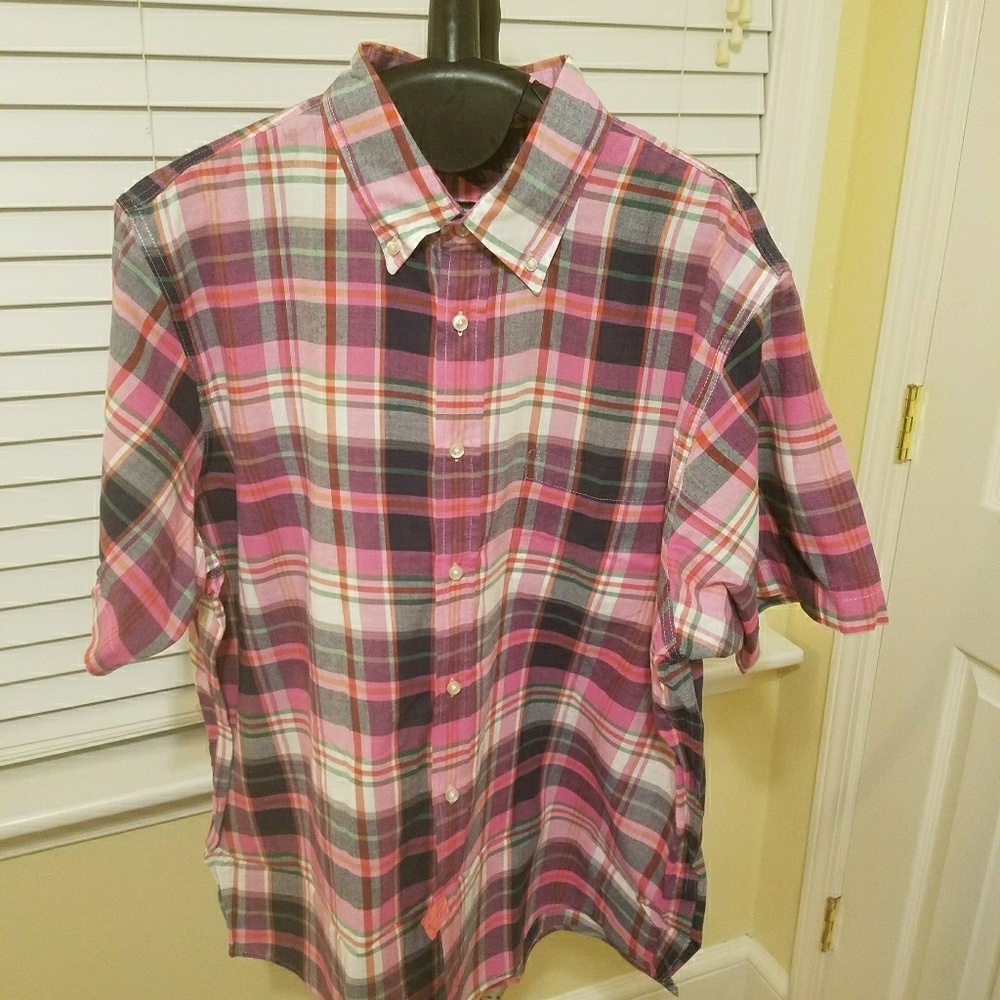 Beautiful men's plaid short sleeve shirt.